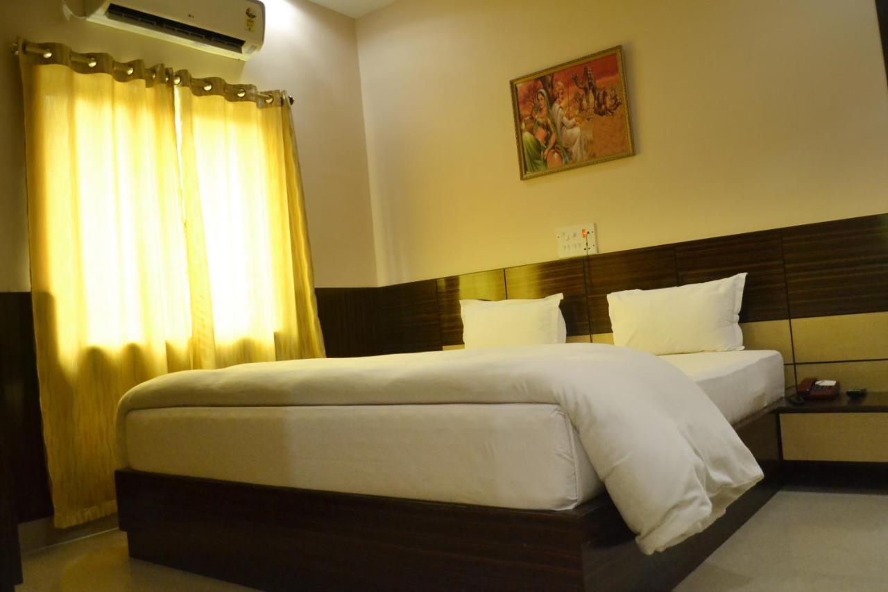 Hotel Om International Bodh Gaya Esterno foto